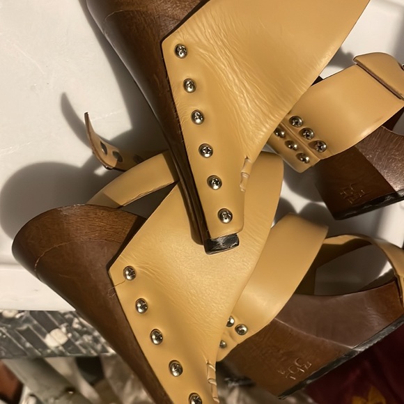 One button missing (not noticable) , worn once , great condition, 4 in. Heel - Picture 5 of 5